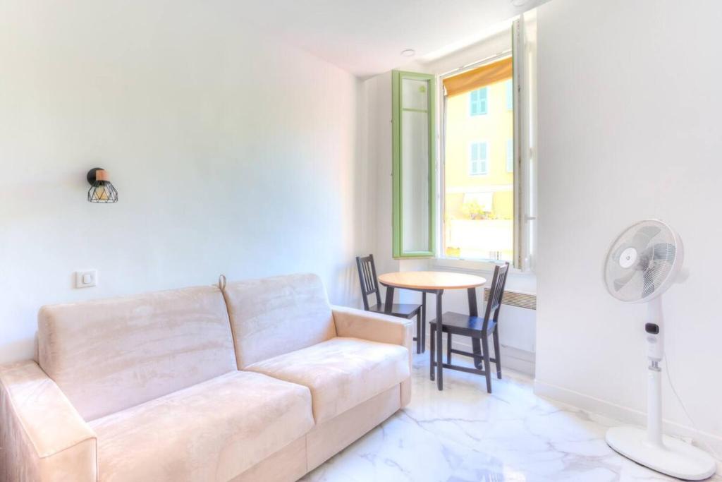 un salon avec un canapé et une table dans l'établissement LYMPIA -Cosy studio, 200 m plages de Nice - Le Port, à Nice