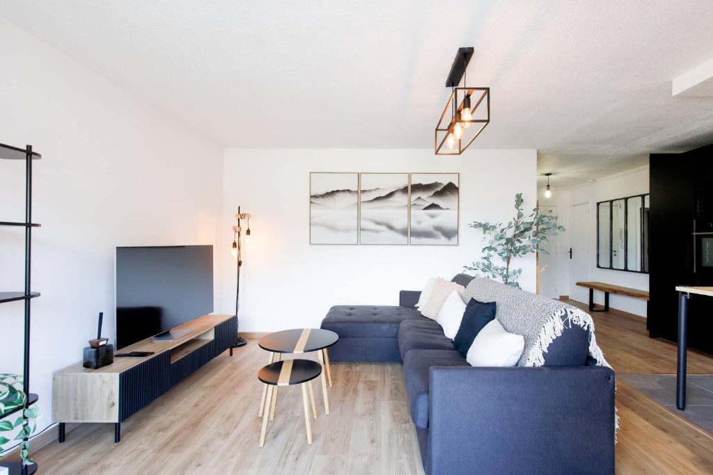 un salon avec un canapé et une table dans l'établissement LE SUN-Cocon tout confort avec garage privatif, à Cagnes-sur-Mer