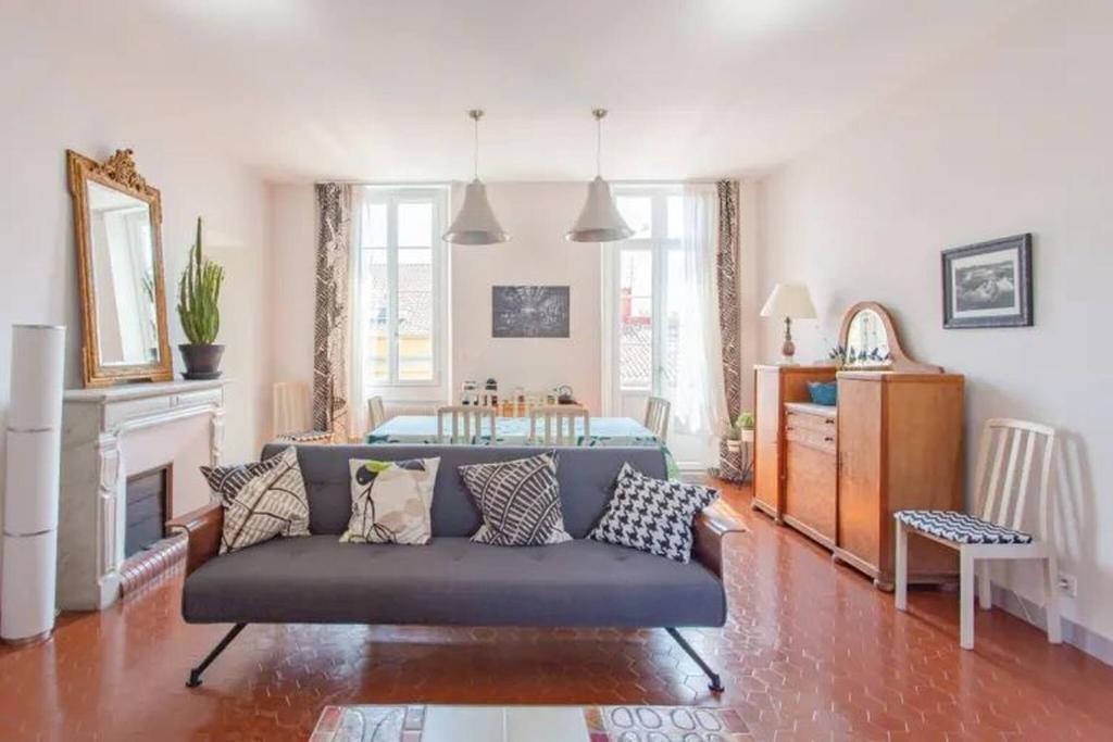 un salon avec un canapé et une cheminée dans l'établissement PANTHEON- App centre, 2 ch, 2 sdb , classé 4 étoiles, à Nice