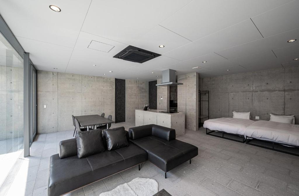 別府市にあるVilla Reine B - Vacation STAY 89195vのソファとベッドのあるリビングルーム