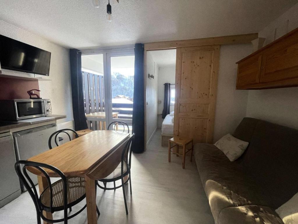 un petit salon avec une table et un canapé dans l'établissement Résidence Arc En Ciel C - Coquet T2 face à la montagne et avec vue dégagée sur la 