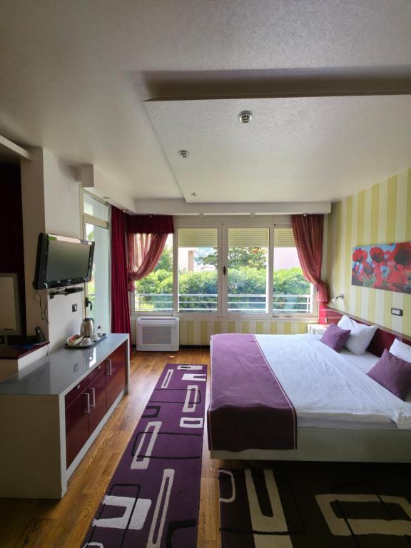 Voodi või voodid majutusasutuse Meridian Hotel toas