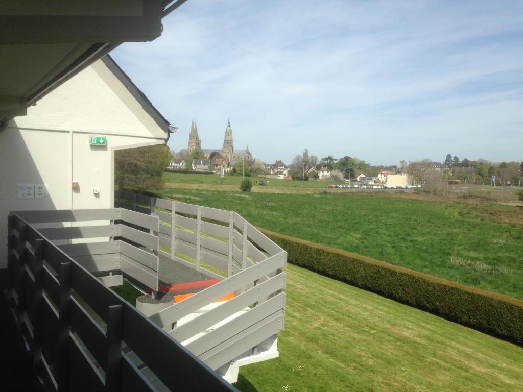 Zahrada ubytování Campanile Bayeux