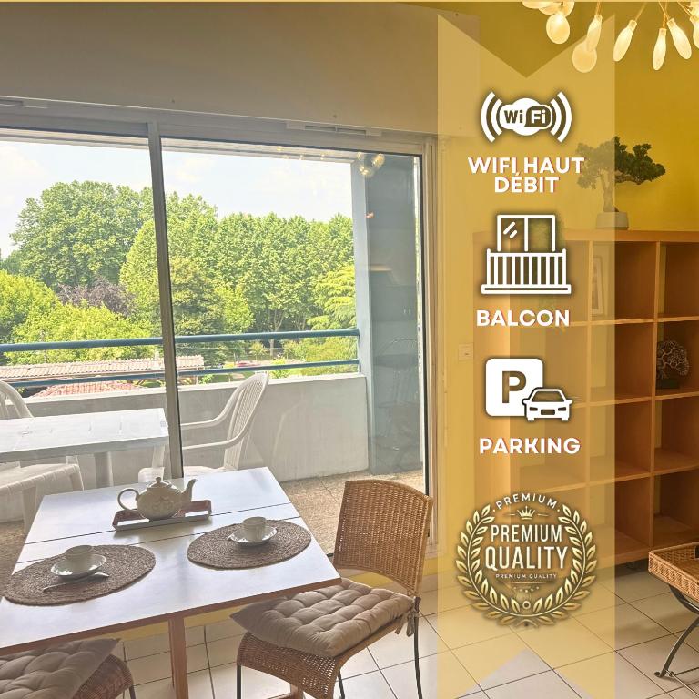 une salle à manger avec une table et un panneau indiquant waituth delight ballroom dans l'établissement L'Aurore - Terrasse - Duplex - Parking, à Dax