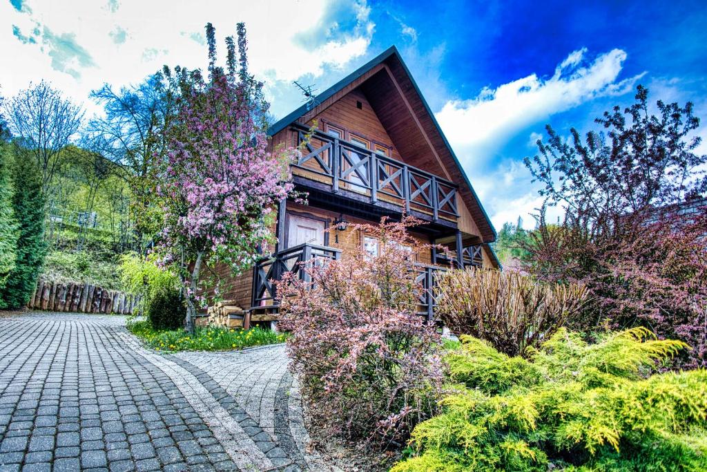 a house with a brick walkway in front of it at Domki u Piotra przy Zaporze w Centrum Soliny in Solina