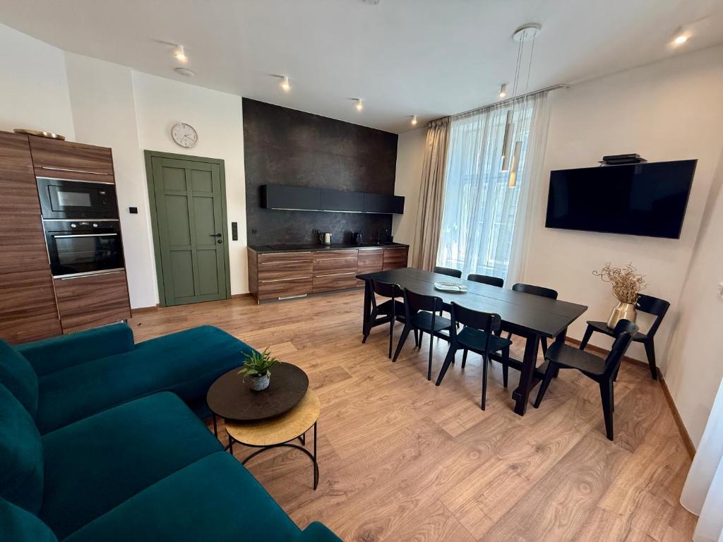 salon z niebieską kanapą i stołem w obiekcie Luxury Residence Kmochova w Pradze