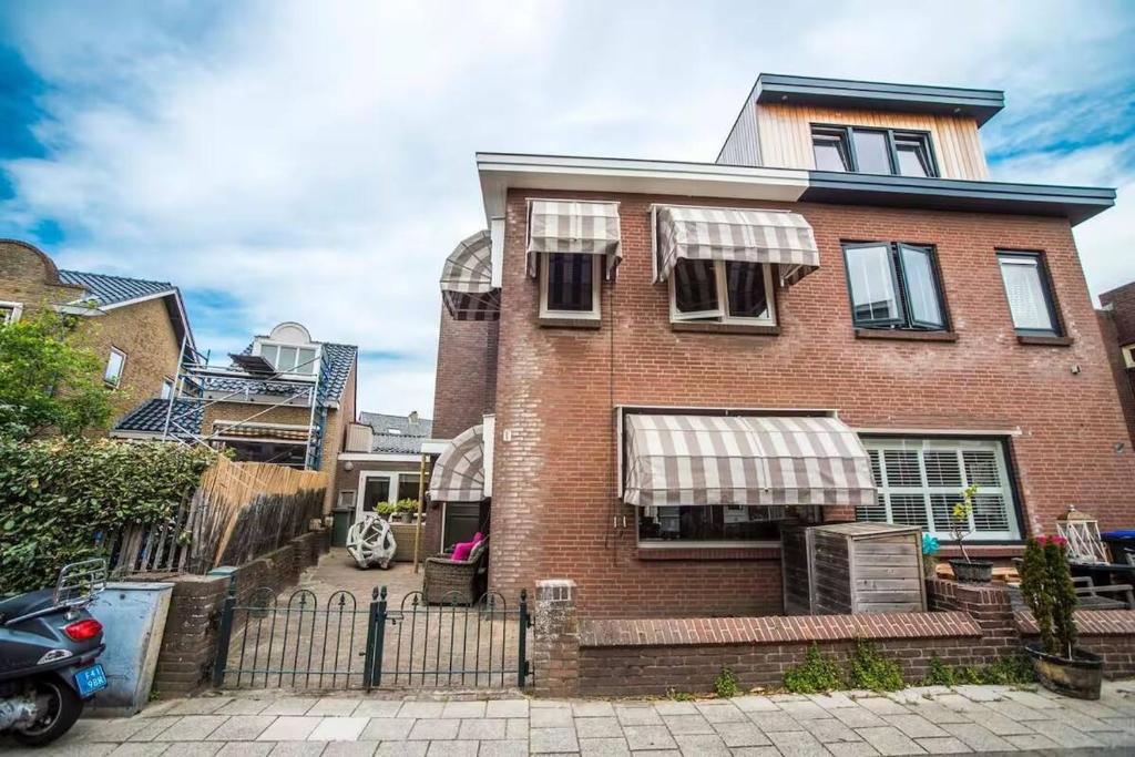 Budova, kde se prázdninový dům nachází