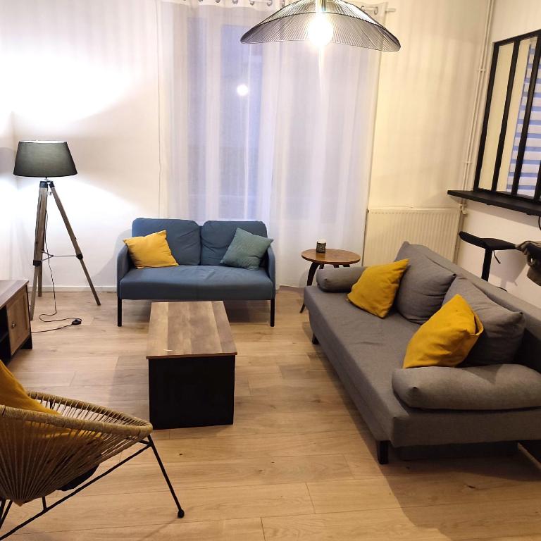 un salon avec deux canapés et une table dans l'établissement Joli T2 proche Arènes et gare, à Nîmes