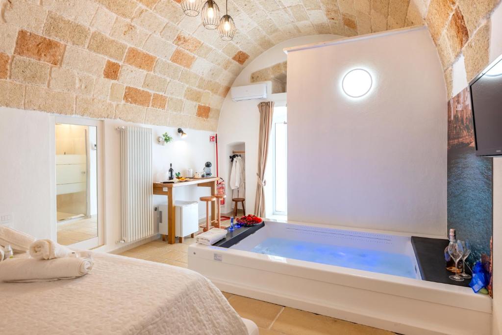 Postel nebo postele na pokoji v ubytování Le Perle di Bà - Suites with Jacuzzi in Polignano