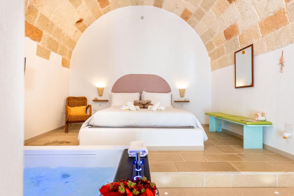 Postel nebo postele na pokoji v ubytování Le Perle di Bà - Suites with Jacuzzi in Polignano
