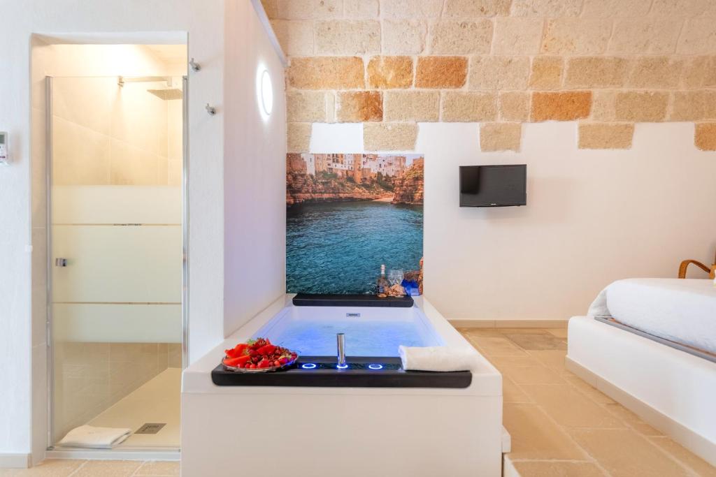 TV a/nebo společenská místnost v ubytování Le Perle di Bà - Suites with Jacuzzi in Polignano