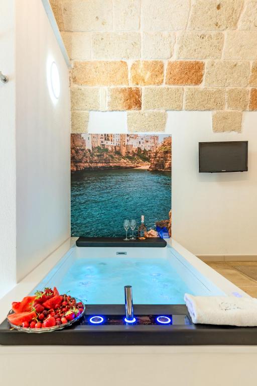 TV a/nebo společenská místnost v ubytování Le Perle di Bà - Suites with Jacuzzi in Polignano