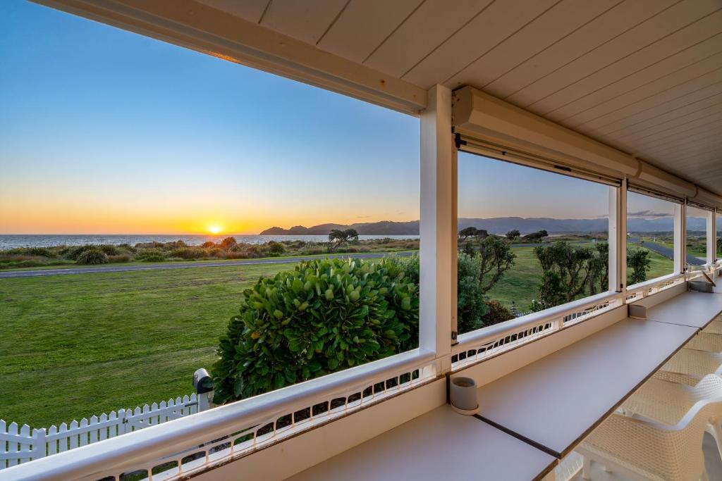 una vista dal balcone di una casa con vista sull'oceano di Sunset Haven - Mahia Holiday Home a Mahia