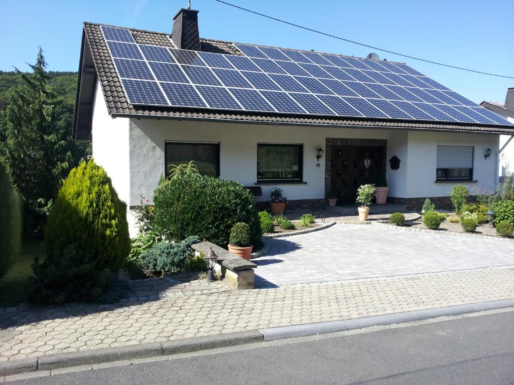 una casa con paneles solares en el techo en Ferienwohnung Poll, en Wimbach