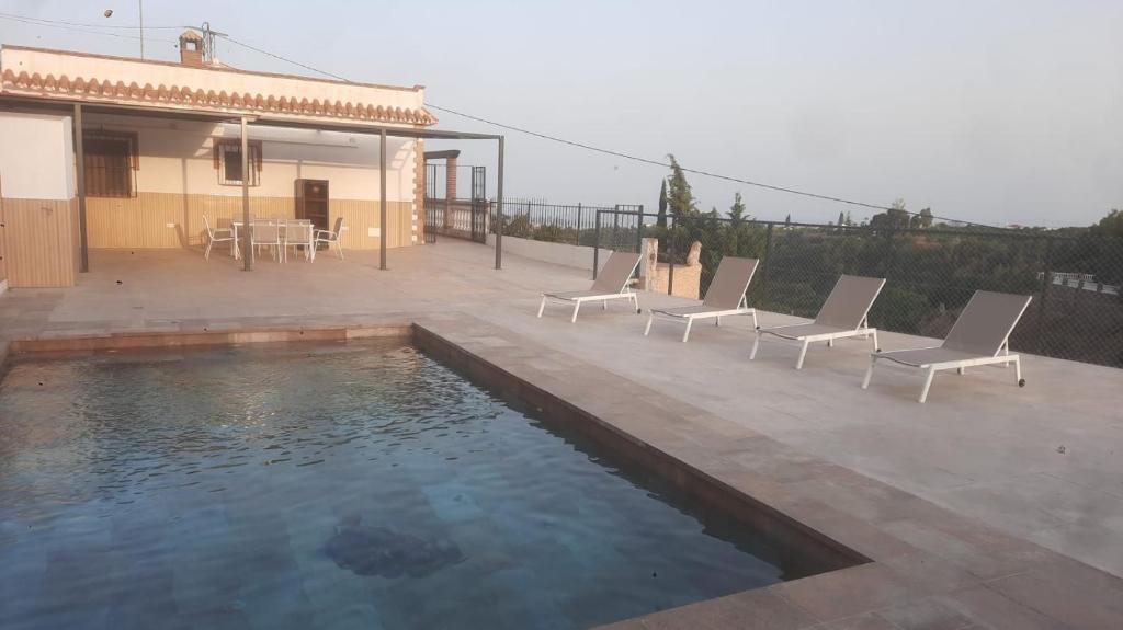Bazén v ubytovaní Villa Capricho Nerja alebo v jeho blízkosti