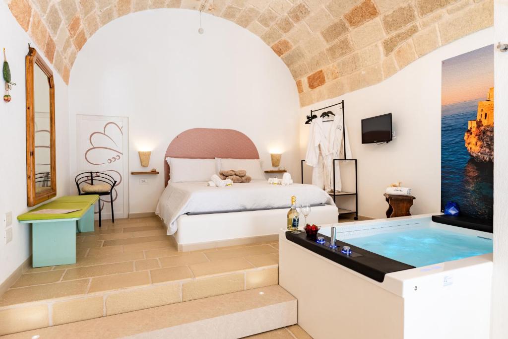 Postel nebo postele na pokoji v ubytování Le Perle di Bà - Suites with Jacuzzi in Polignano