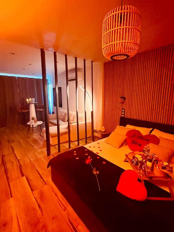 une chambre avec un grand lit et un lustre dans l'établissement Appt avec hammam et jacuzzi Mer Lac Piscine, au Barcarès