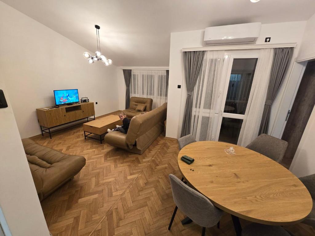 Μια τηλεόραση ή/και κέντρο ψυχαγωγίας στο Dvosoban stan na dan Bar