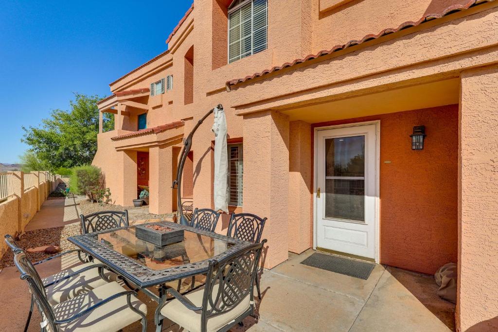 een terras met een tafel en stoelen naast een gebouw bij Walk to Rotary Park LHC Condo with Private Patio in Lake Havasu City