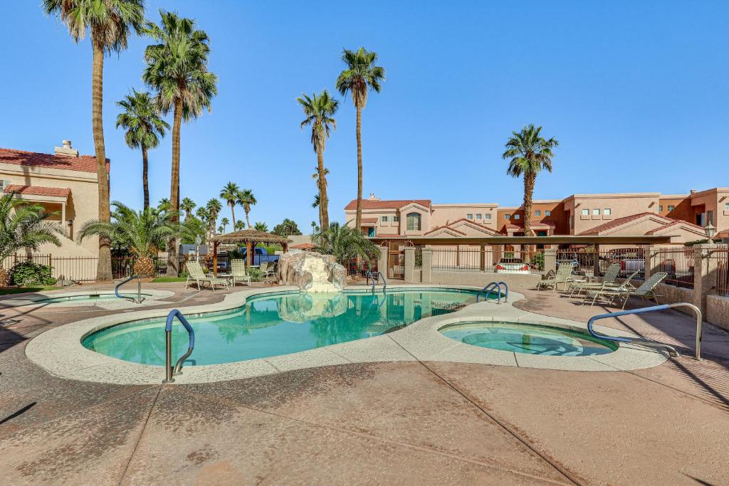 una piscina con palmeras en un resort en 1 Mi to Beach Condo with Pool in Lake Havasu City, en Lake Havasu City