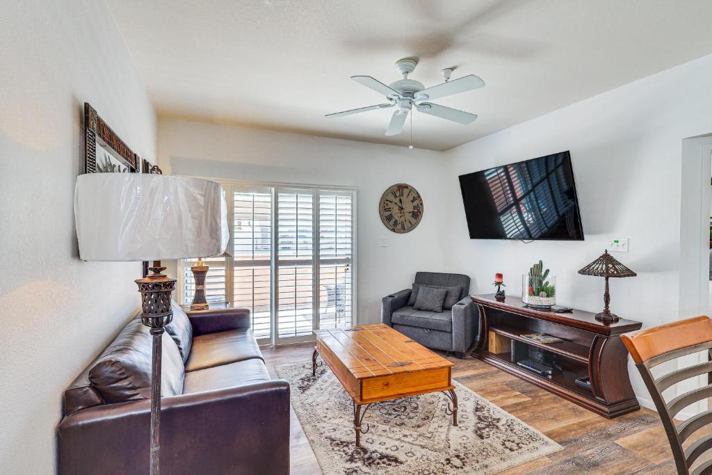 een woonkamer met een bank en een tafel bij 1 Mi to Beach Lake Havasu City Condo with Balcony in Lake Havasu City