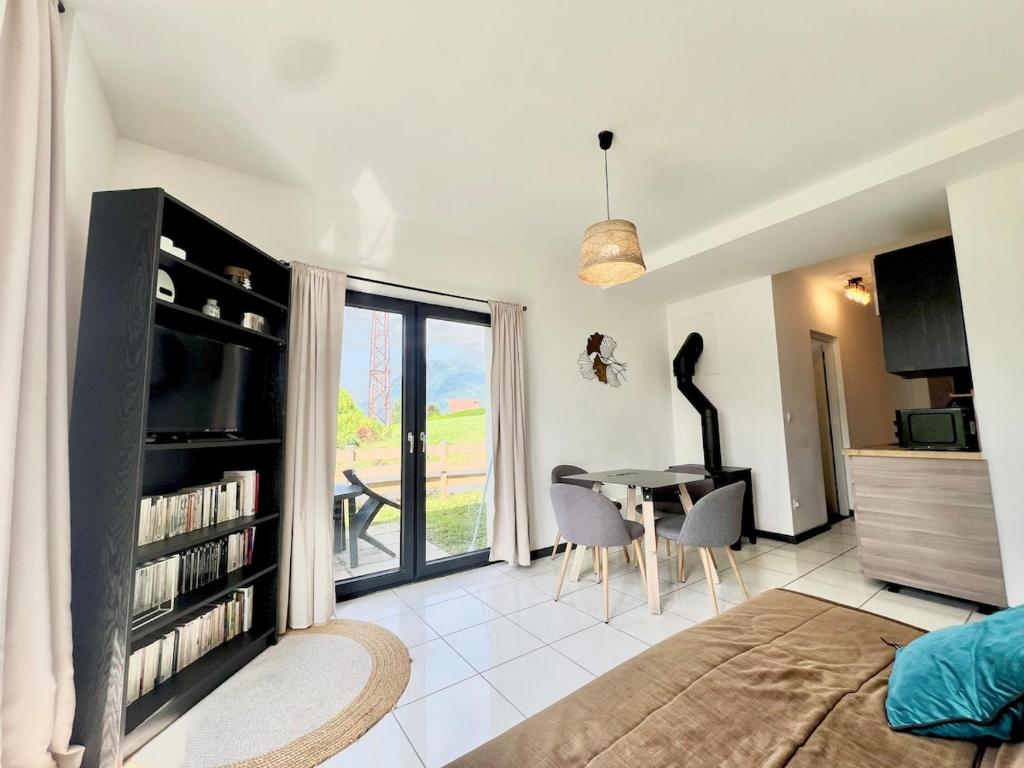 une chambre avec un lit et une table avec des chaises dans l'établissement T3 Terrasse, parking, montagne, à Thyez