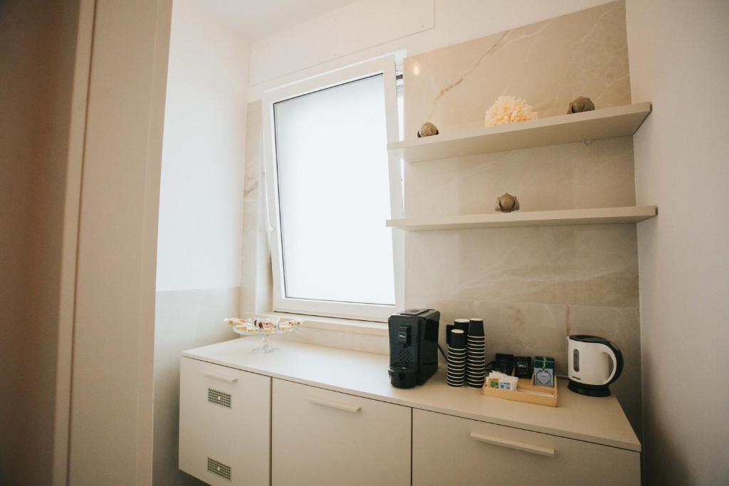 Příslušenství pro přípravu čaje a kávy v ubytování Dalia Suite & Relax