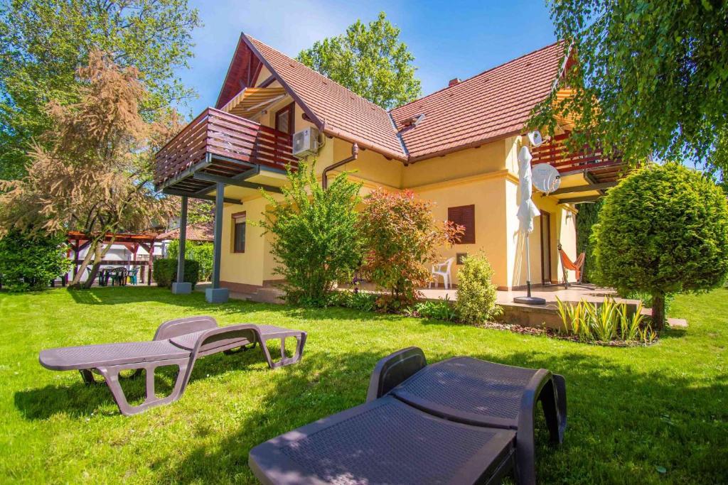 dom ze stołem piknikowym na dziedzińcu w obiekcie Apartment in Balatonlelle 19093 w mieście Balatonlelle