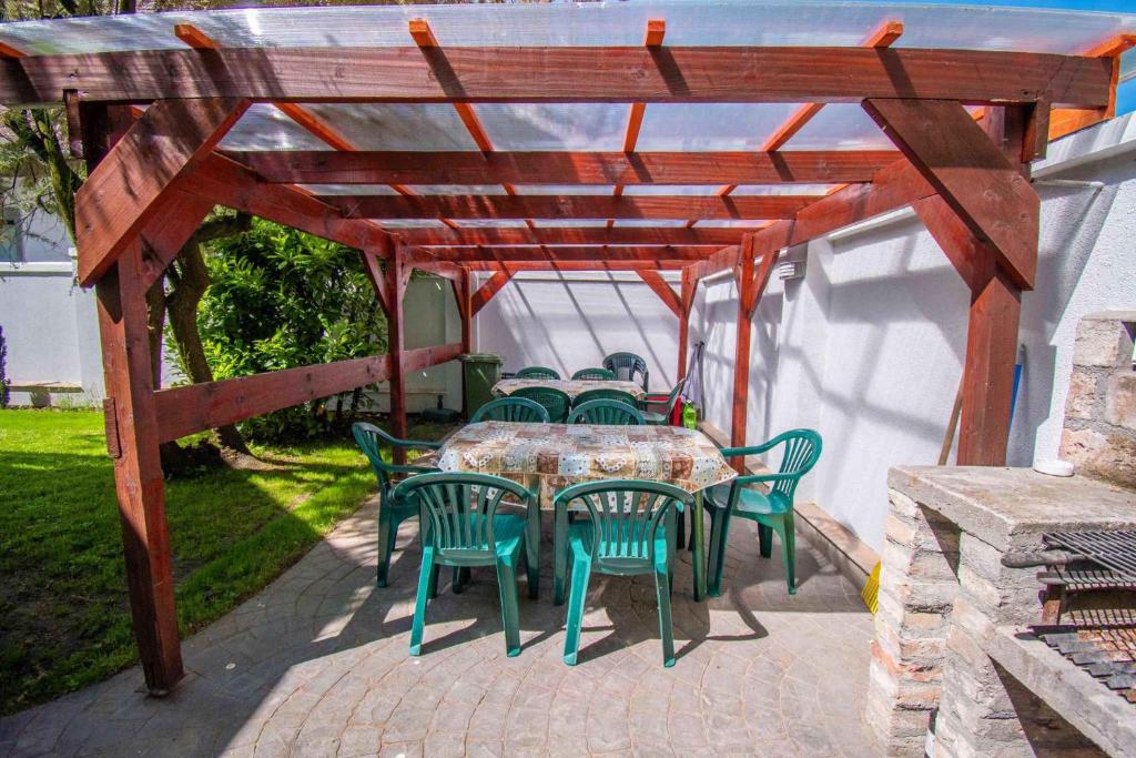 Patio lub wspólna przestrzeń na świeżym powietrzu w obiekcie Apartment in Balatonlelle 19093