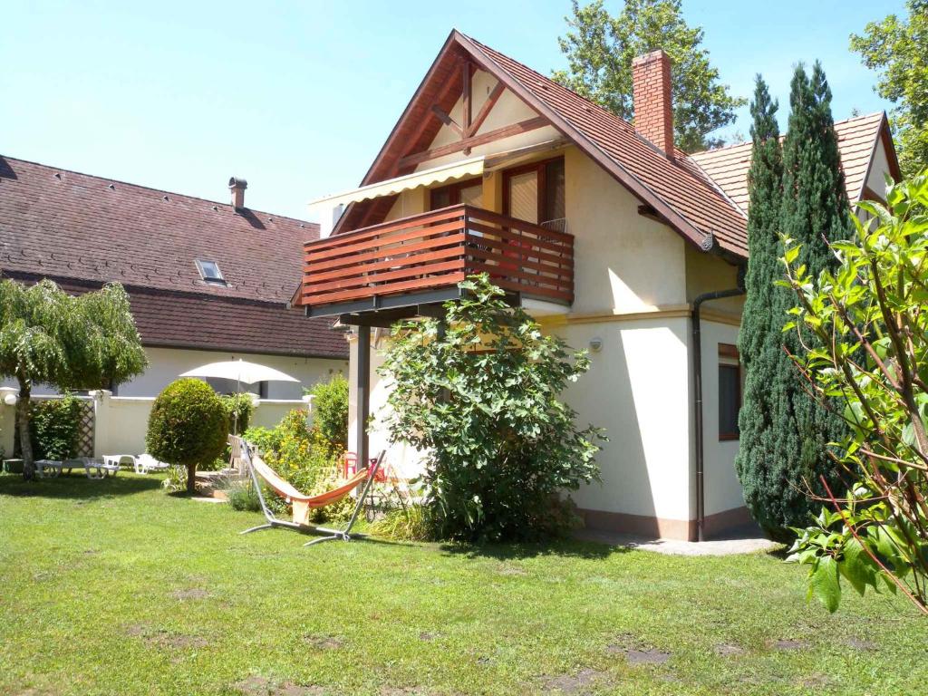 dom z balkonem na dziedzińcu w obiekcie Apartment in Balatonlelle 19093 w mieście Balatonlelle