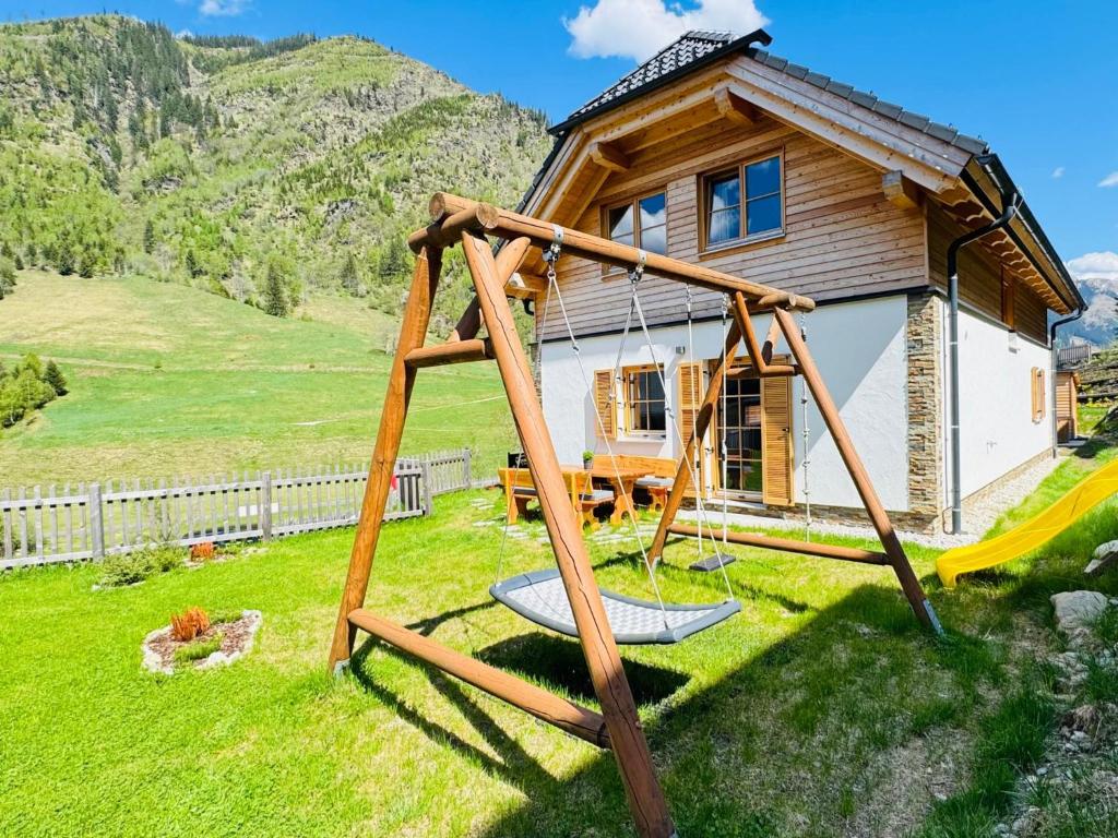 Nespecifikovaný výhled na hory nebo výhled na hory při pohledu z prázdninového domu