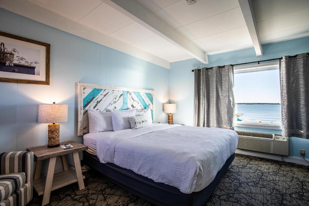 Ένα ή περισσότερα κρεβάτια σε δωμάτιο στο Beachfront Inn