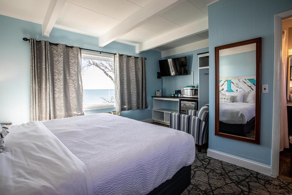 Ένα ή περισσότερα κρεβάτια σε δωμάτιο στο Beachfront Inn