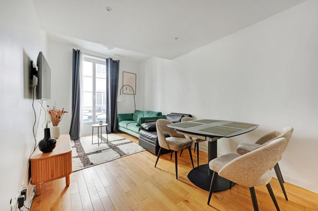 un salon avec une table et un canapé dans l'établissement La Suite de Chatelet, à Paris