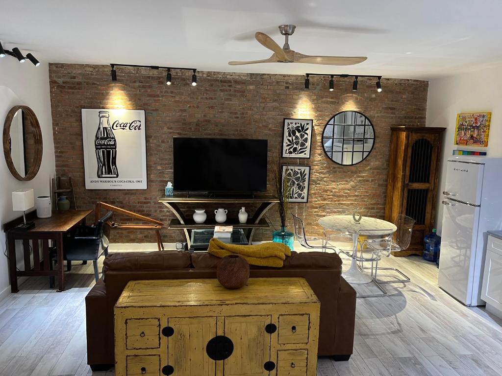 TV a/nebo společenská místnost v ubytování Park Slope New Pvt 2 bdrm