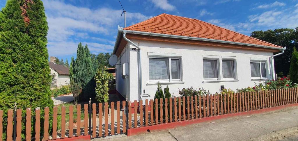 バラトンベレーニにあるHoliday home Balatonbereny - Balaton 18150の木塀のある小さな白い家