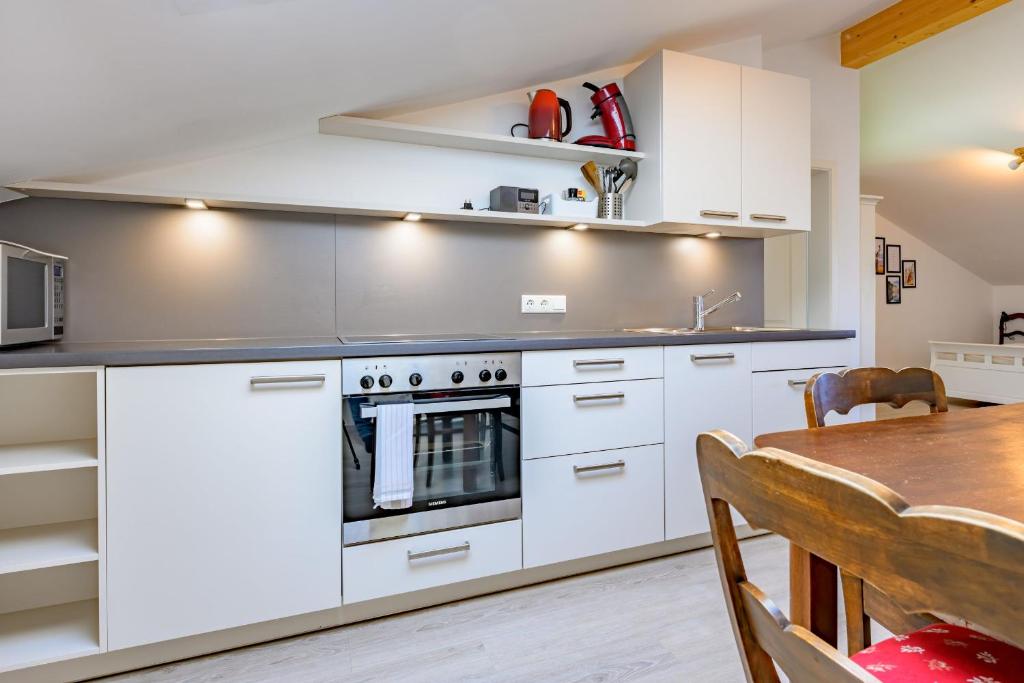 Kuchyň nebo kuchyňský kout v ubytování Ferienwohnung Chiemgauglück