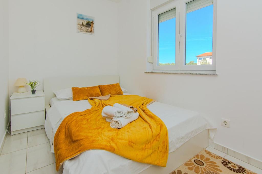 Posteľ alebo postele v izbe v ubytovaní Apartments with parking spaces Vir - 18541
