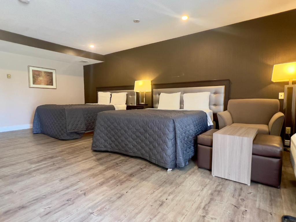 Posezení v ubytování First Canada Hotel Cornwall Hwy 401 ON