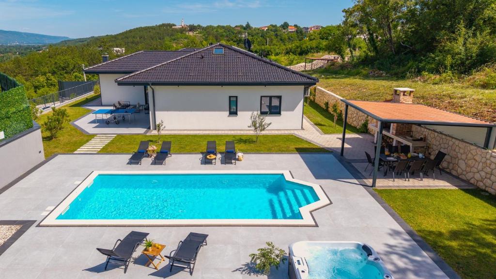 NEW! Villa Lauret with Hot-Tub, Sauna, Heated Pool, 3 En Suite Bedrooms