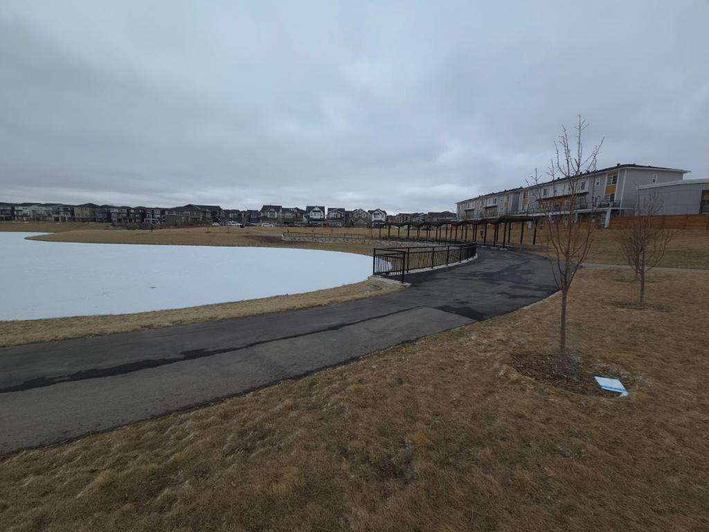 einen Gang neben einem Wasserkörper in der Unterkunft lovely 2bed & 1 Bath Basement Suite for 4 guests in 