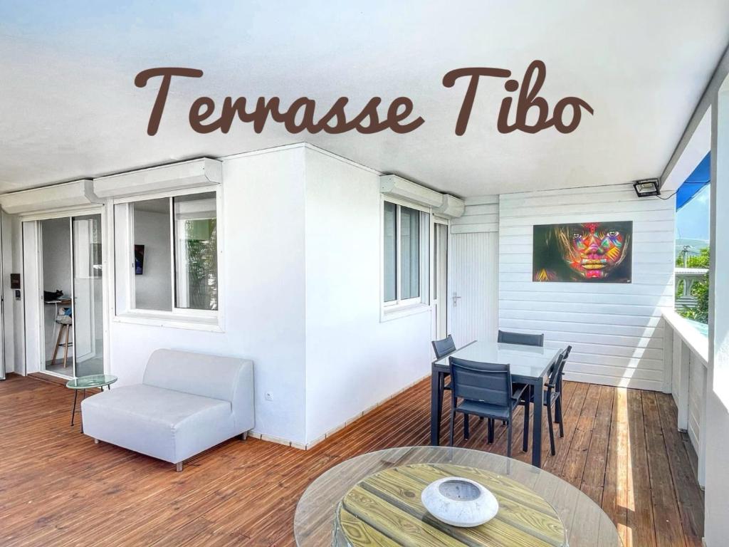 Coin salon dans l'établissement Haut de villa BEL BO & Bas de villa Tibo accès mer
