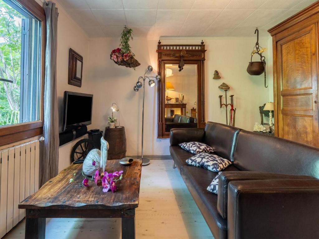 un salon avec un canapé et une table dans l'établissement Holiday Home in Laroque with Private Pool, cleaning included, à Laroque