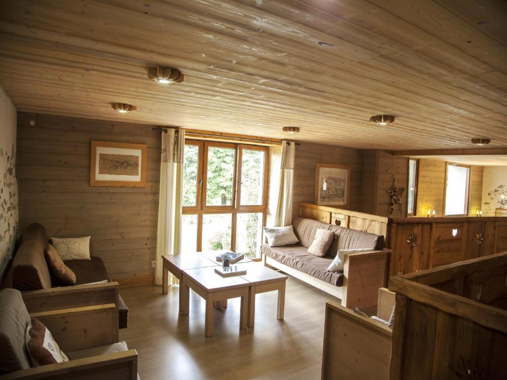 un salon avec un canapé et une table dans l'établissement Mansion in Albertville near Ski Slopes, cleaning included, à Mercury