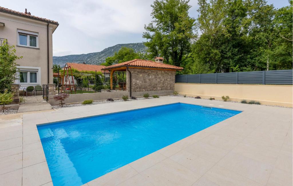 una piscina en el patio trasero de una casa en 2 Bedroom Gorgeous Apartment In Tribalj, en Tribalj