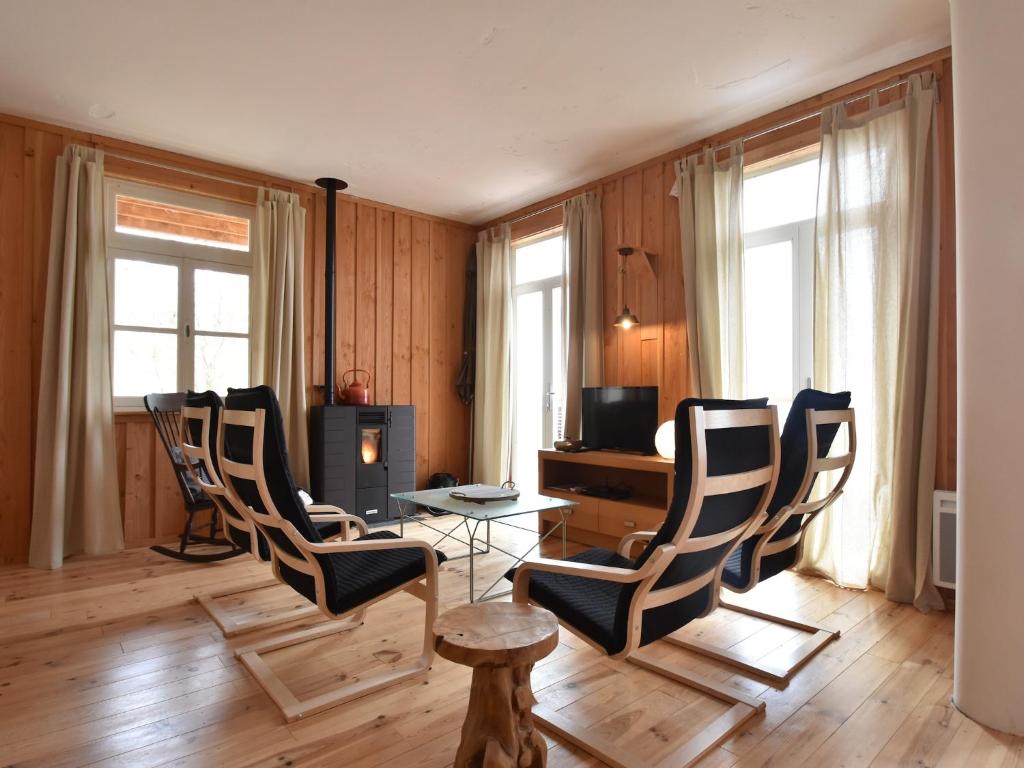 un salon avec des chaises et une table dans l'établissement Mansion in Cuzy with Pool and Scenic Views, cleaning included, à Cuzy