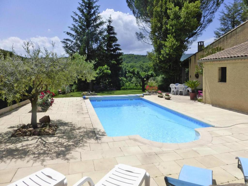 - une piscine dans une cour avec des chaises dans l'établissement Holiday Home in Provence with Private Pool, cleaning included, à Malaucène