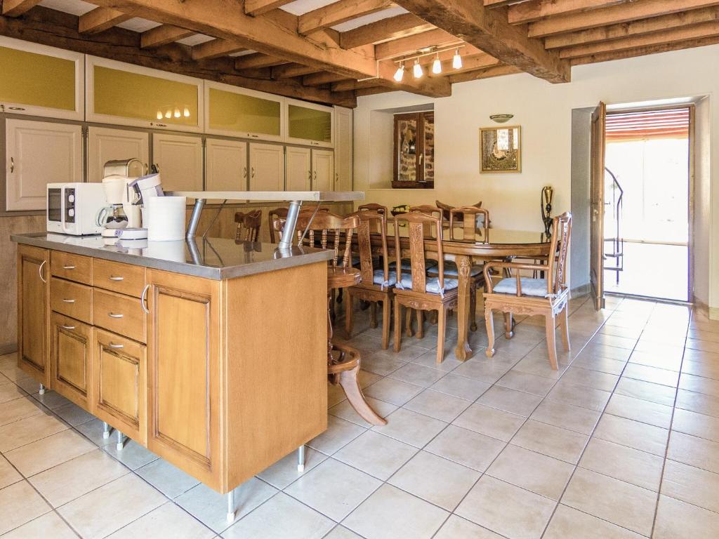 une cuisine et une salle à manger avec une table et des chaises dans l'établissement Villa in Sérilhac with Private Pool, cleaning included, à Sérilhac