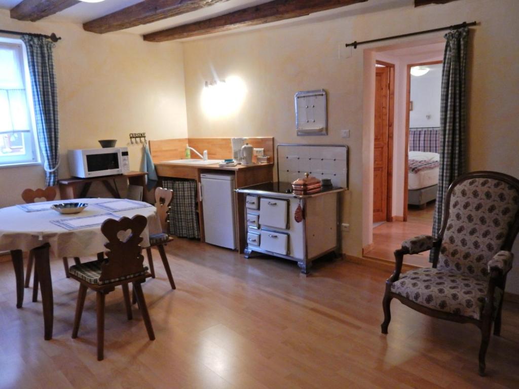 une cuisine et un salon avec une table et des chaises dans l'établissement Apartment in Riquewihr near Vineyards, cleaning included, à Riquewihr