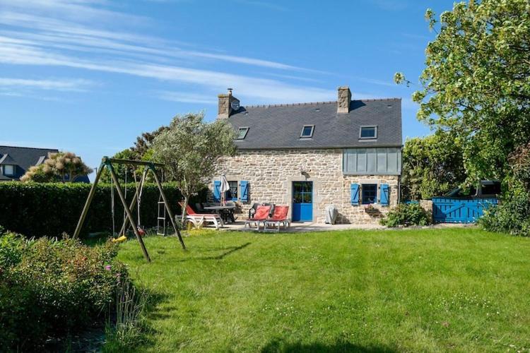 une maison avec une cour et une balançoire dans l'établissement Stone House in Brittany near Roscoff & Beaches, cleaning included, à Plougoulm